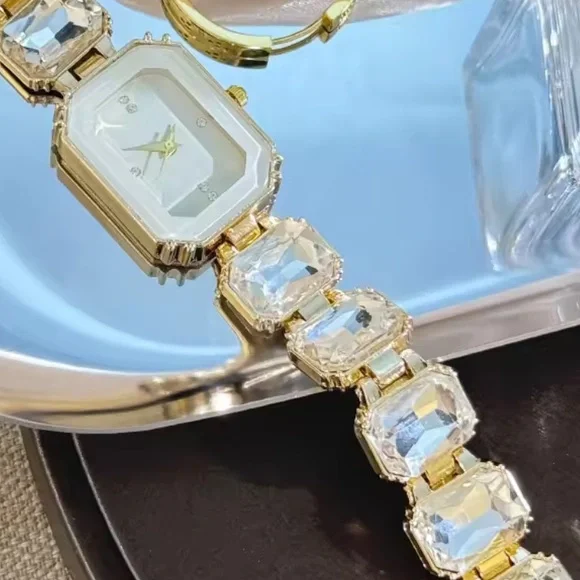 New! Classic Luxurious Gold and white Women's Watch - Picture 4 of 4